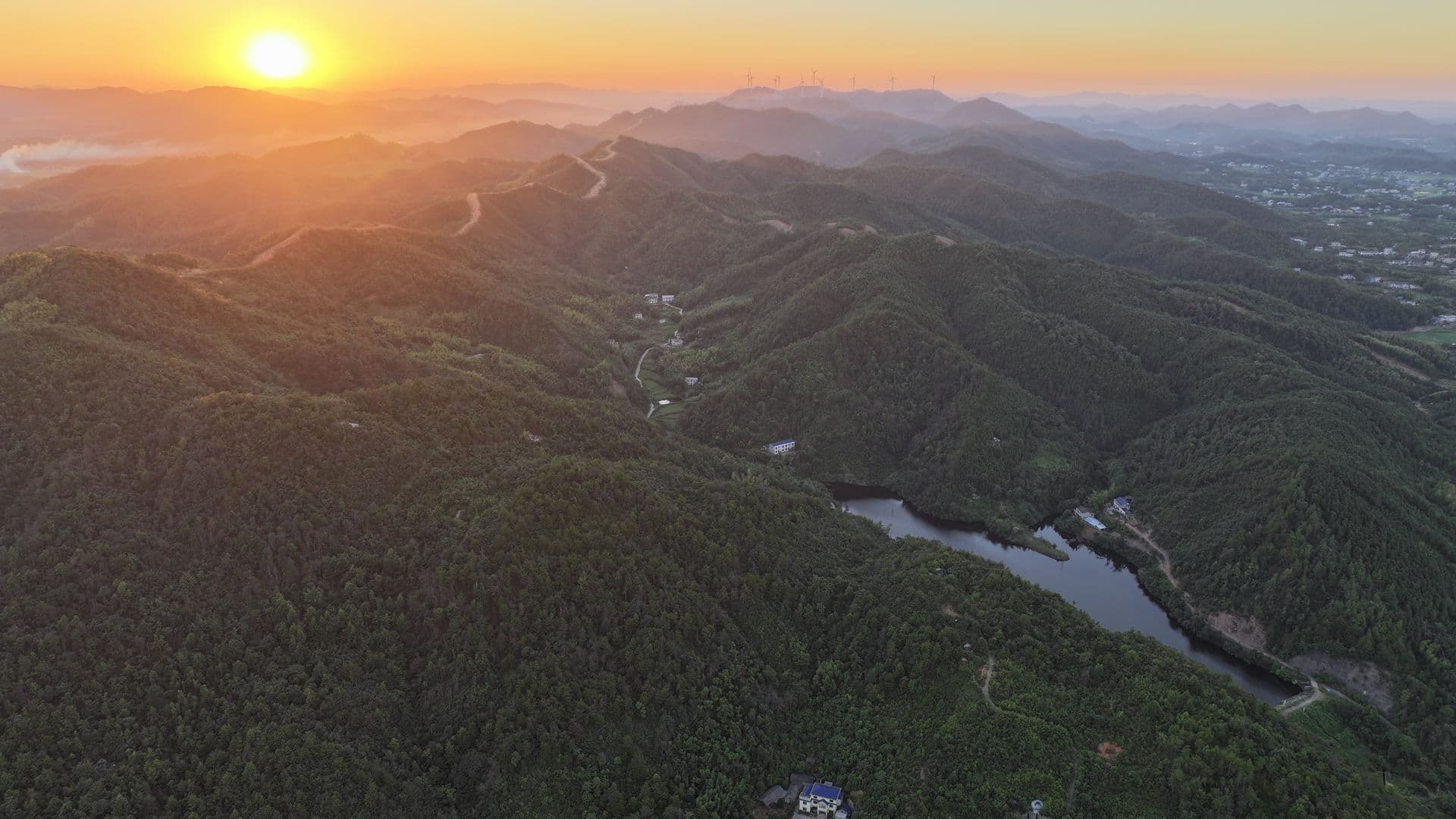 落日余晖下的楠木冲生态牧场