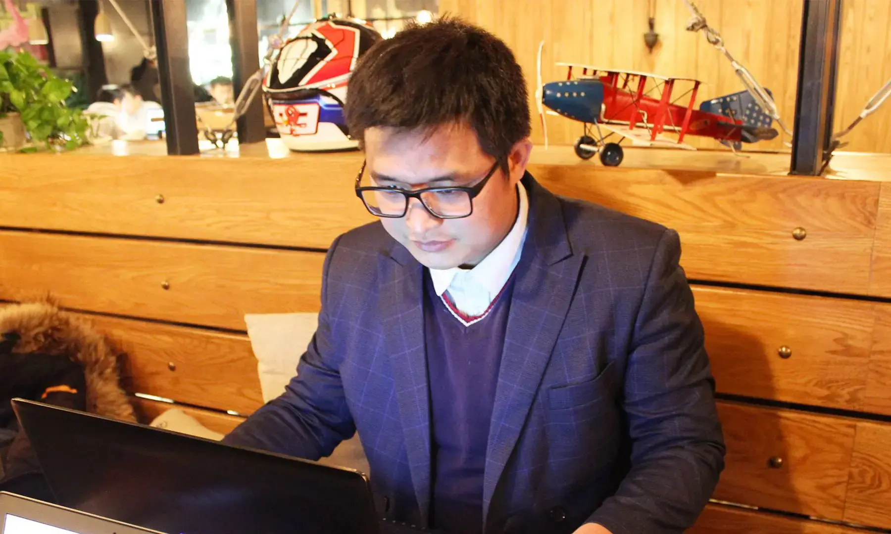 留学专家菊叔在给学生写作留学文书