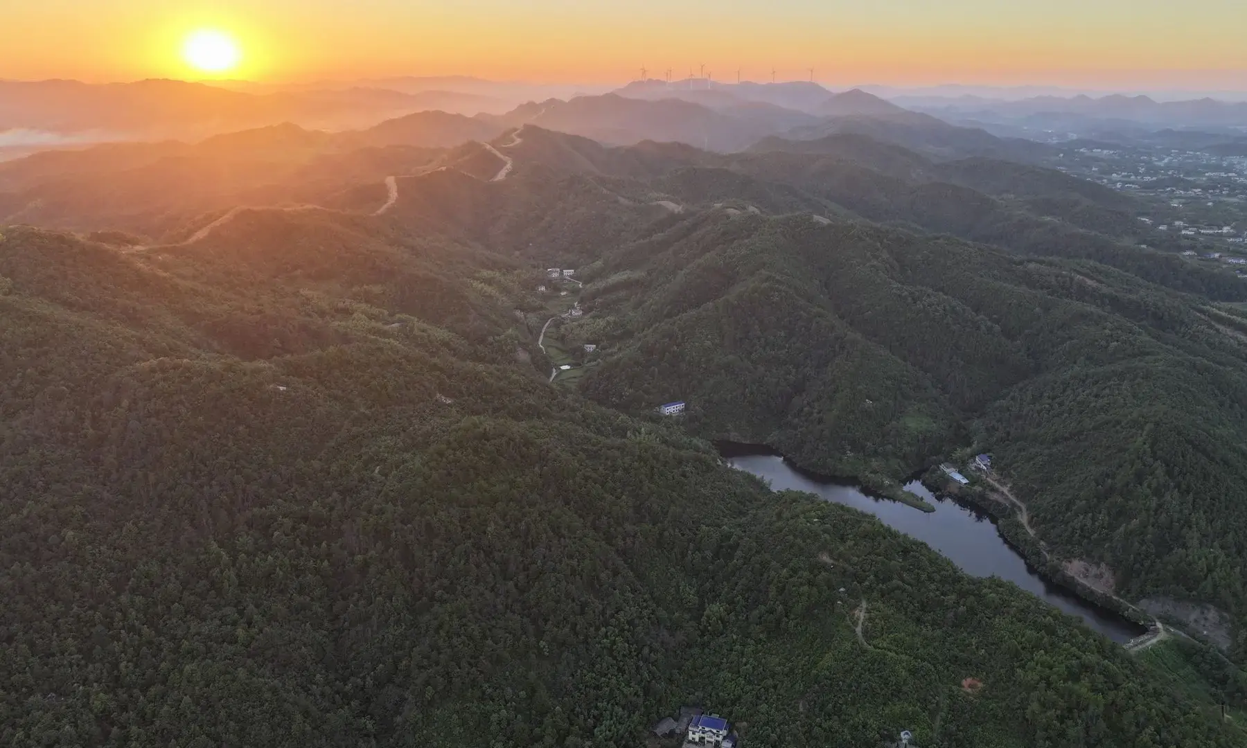 落日余晖下的楠木冲生态牧场