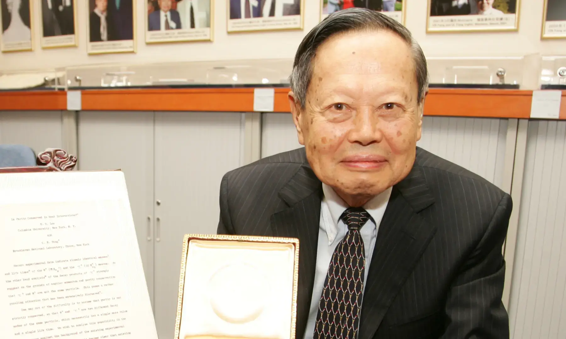 杨振宁八十五岁生日留影