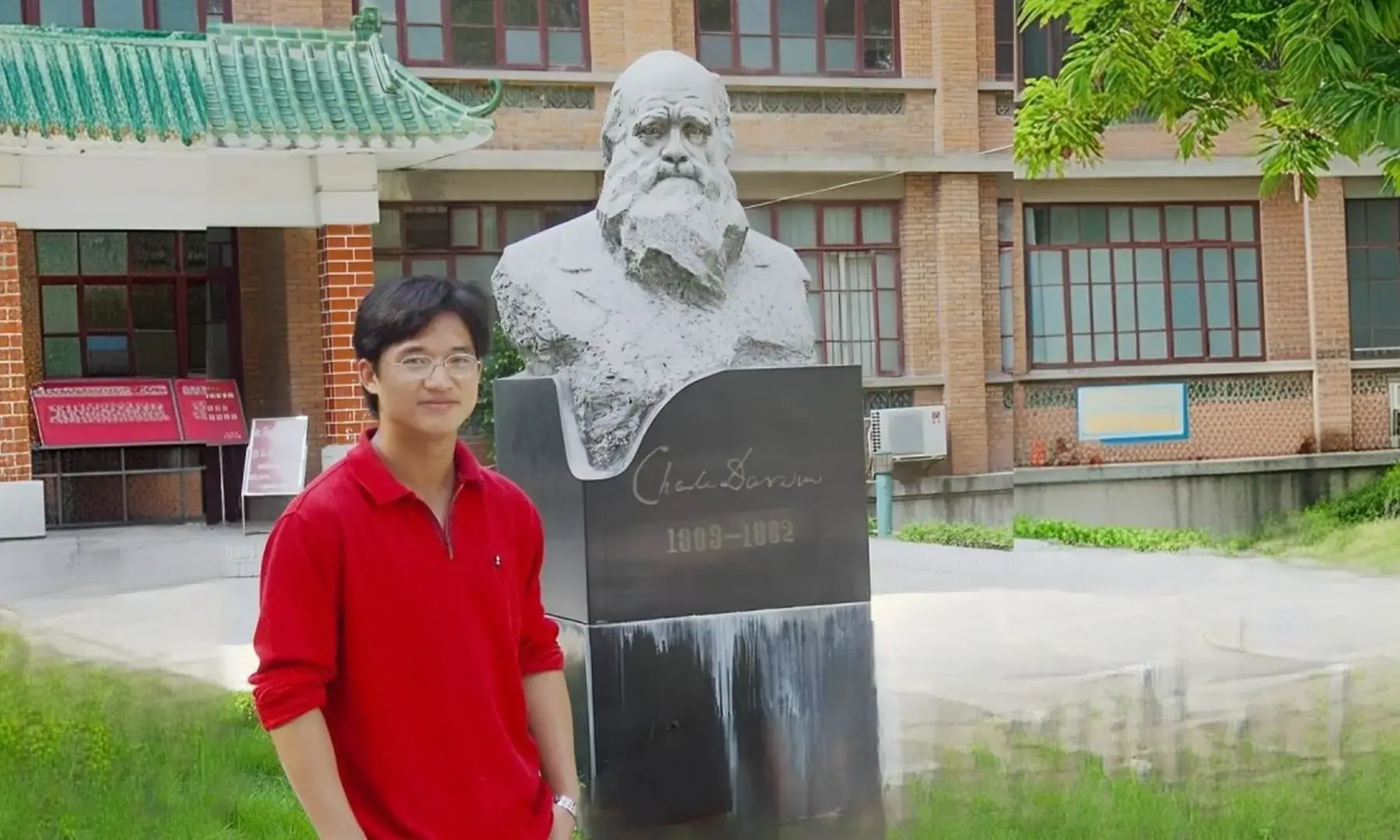 2002年在中山大学南校区生命科学院曾宪梓北楼门前与达尔文雕像合影-留学专家菊叔