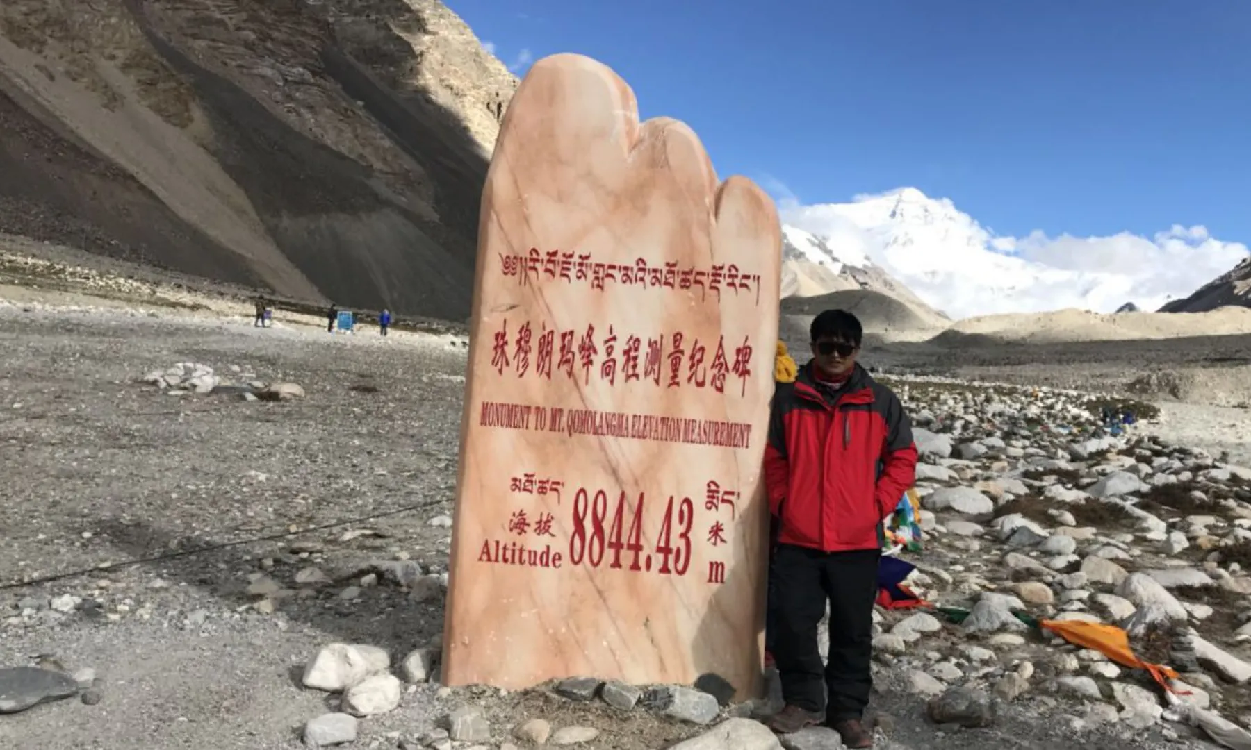 2018-07-03 212505-珠峰高程测量纪念碑留影