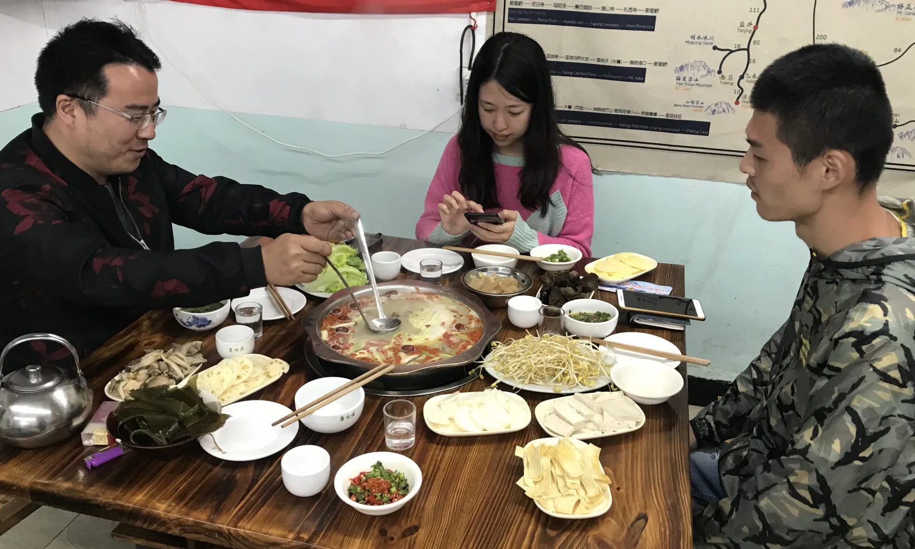 一起吃饭的三位旅友