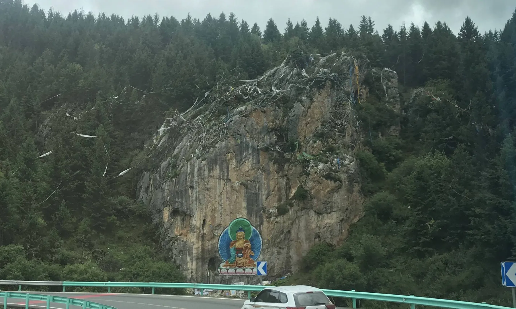 理亚公路山壁上的佛像