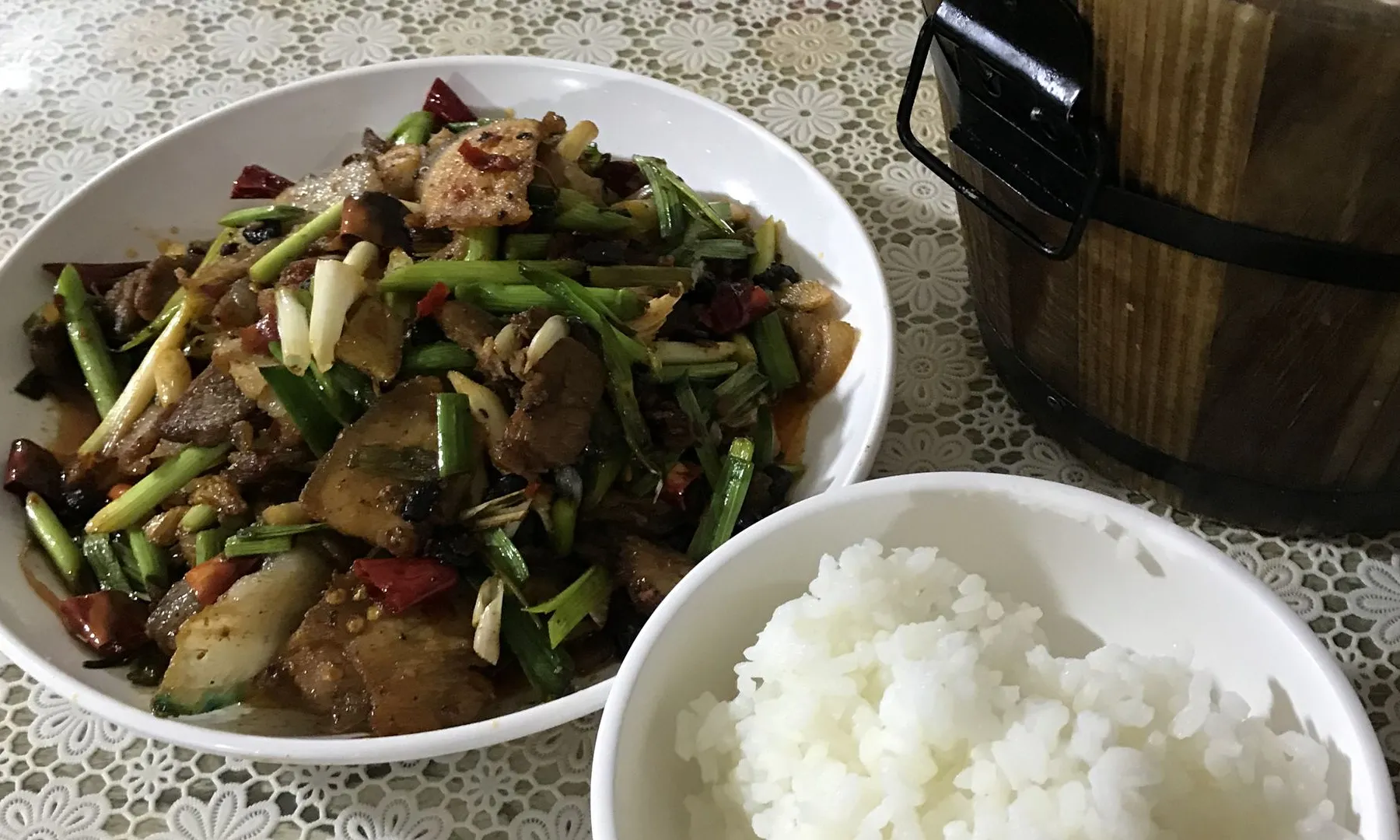 在亚丁景区内吃的硬菜回锅肉