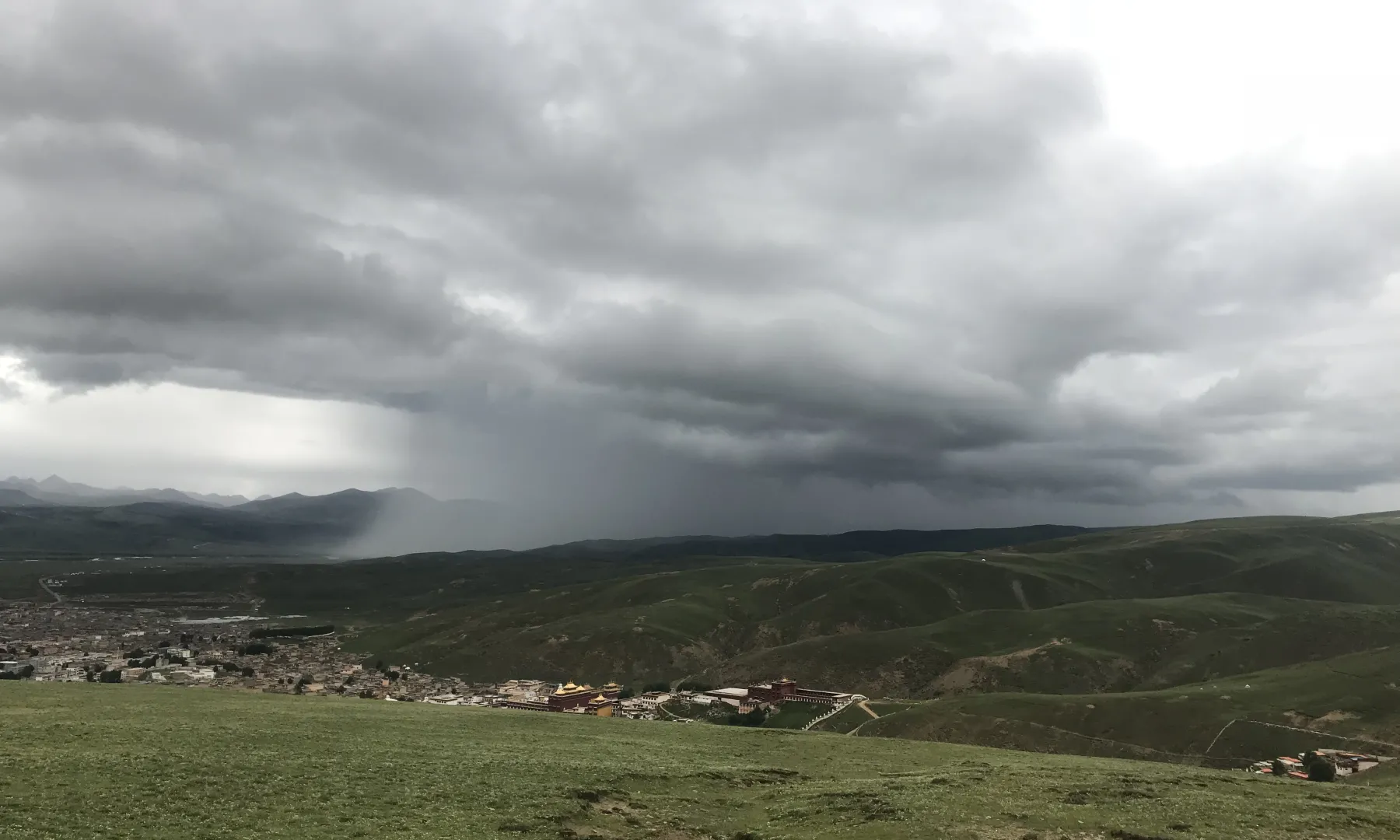 理塘寺后山看雨