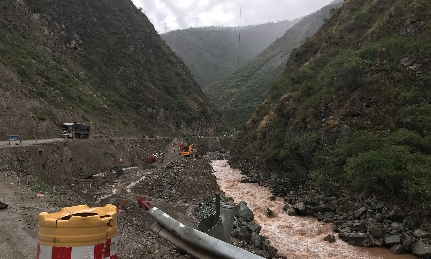 巴塘惊魂路左贡冷雨夜