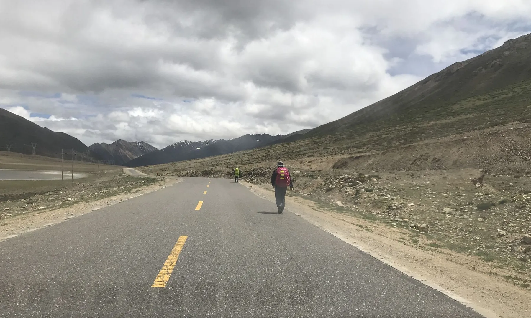 白衣措拍的徒步驴友