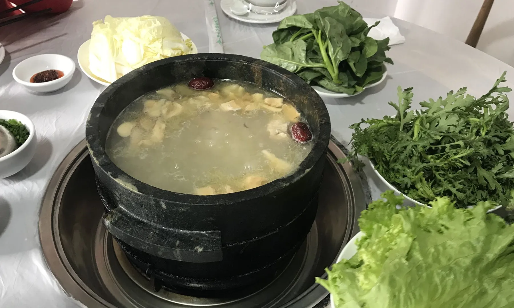 鲁朗小镇吃石锅鸡