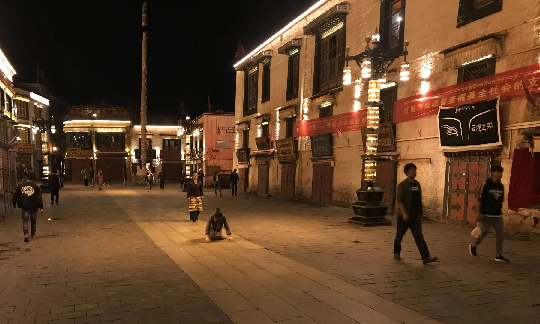 拉萨大昭寺磕长头的