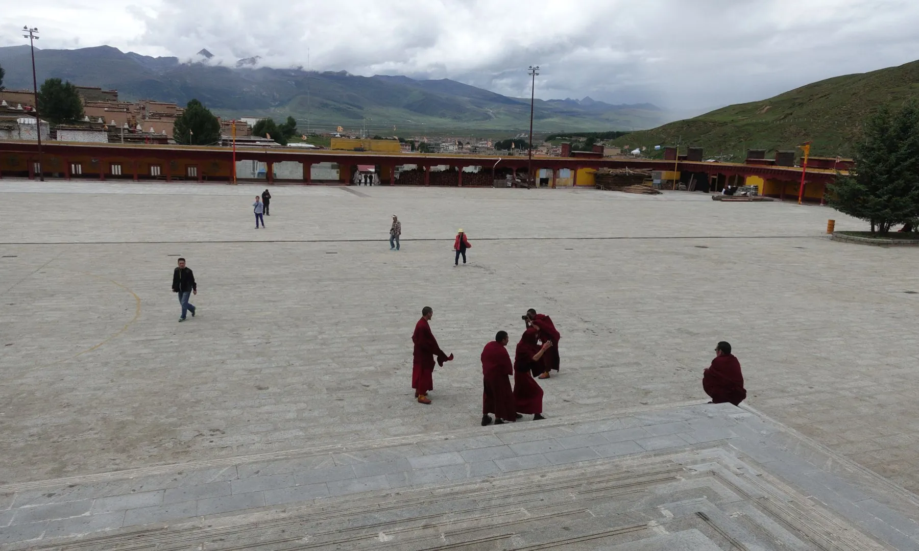 玩单反的小喇嘛与新到的游客