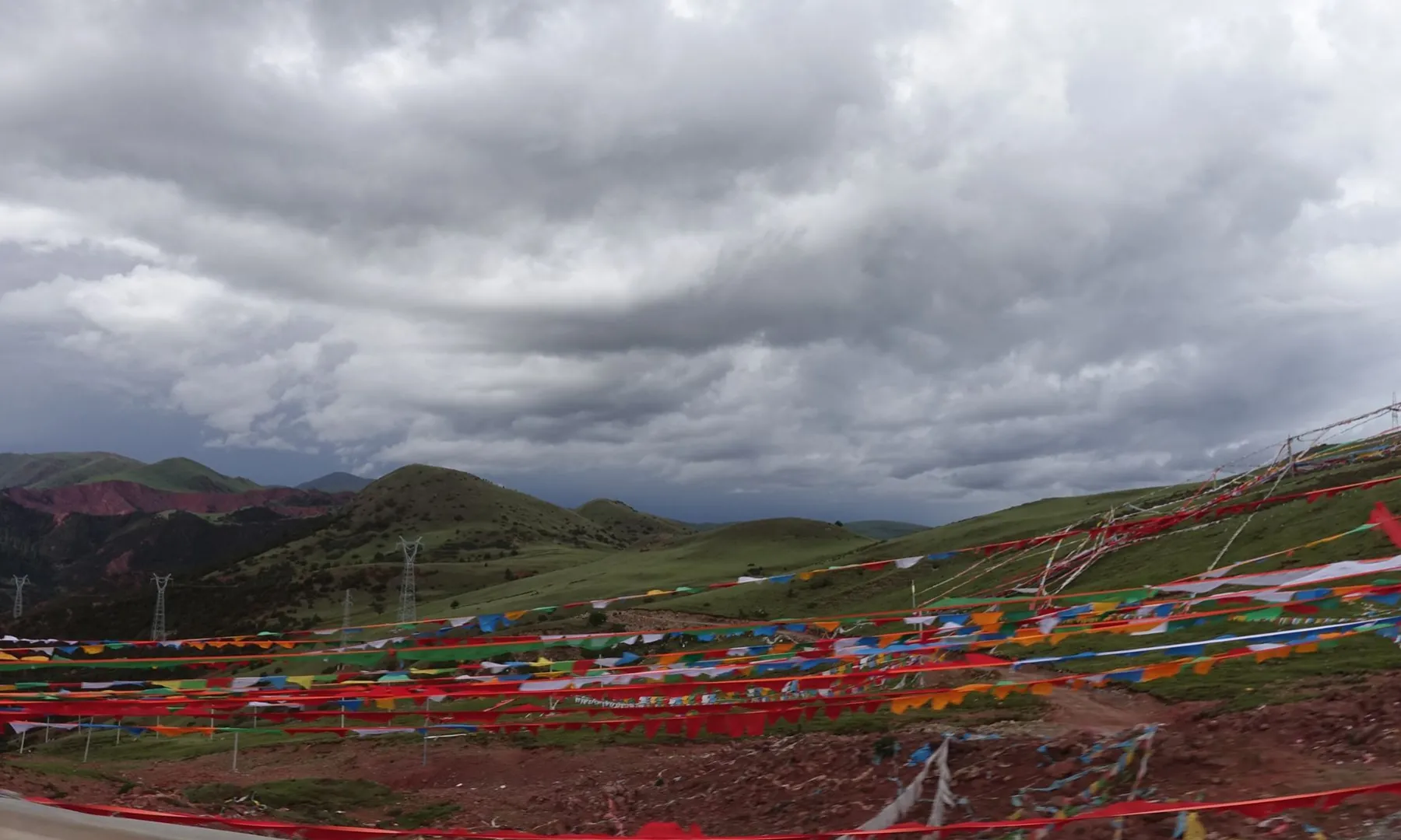 经幡与雨云齐飞