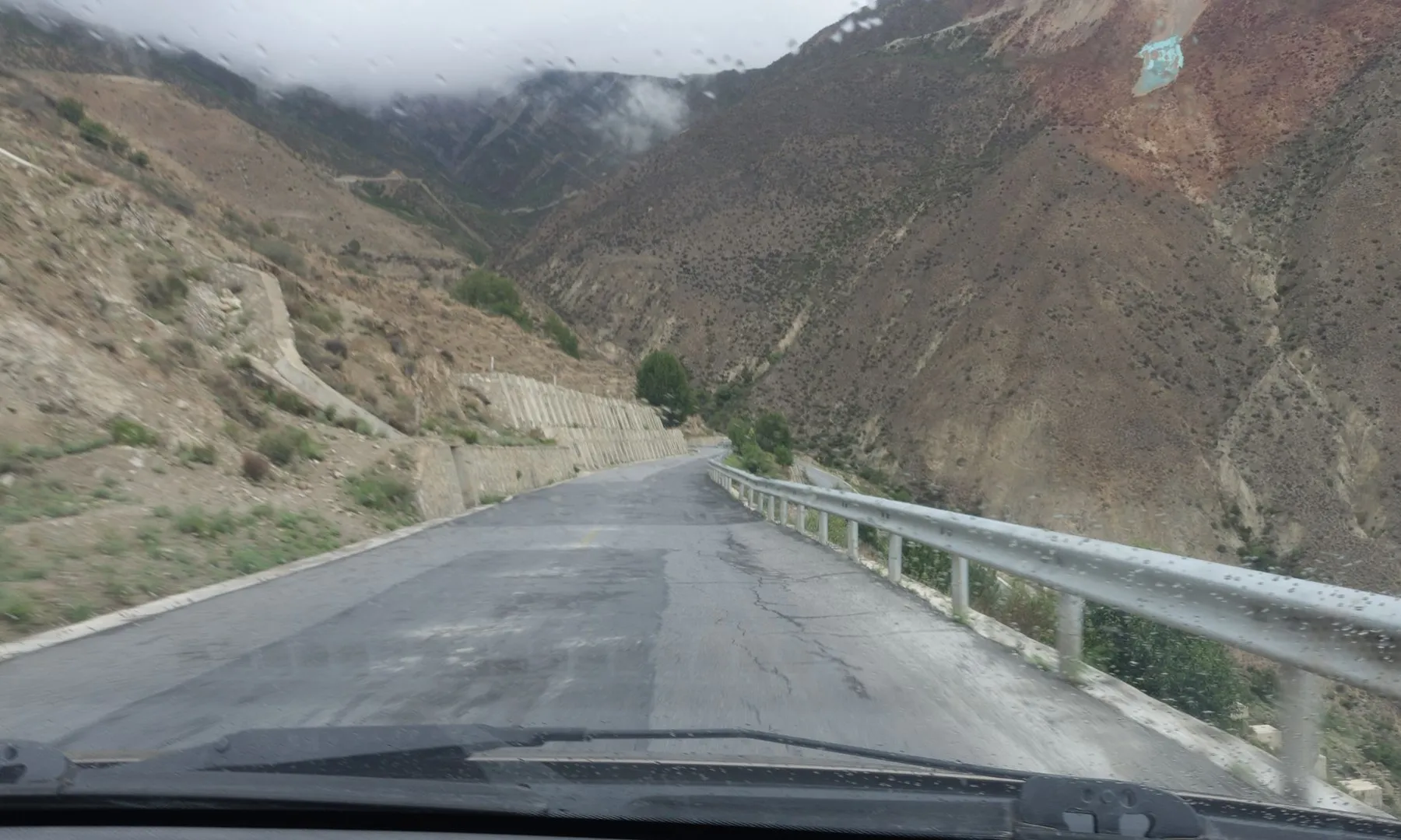 下拐走到半山腰的时候就没有雨了