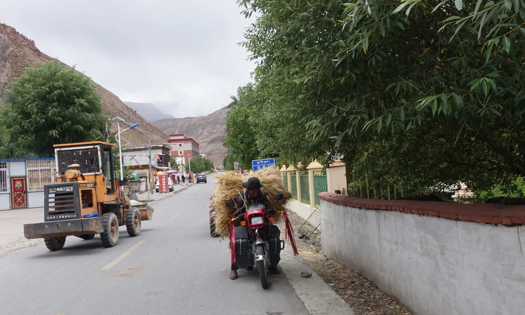 用摩托车拖青稞的藏民