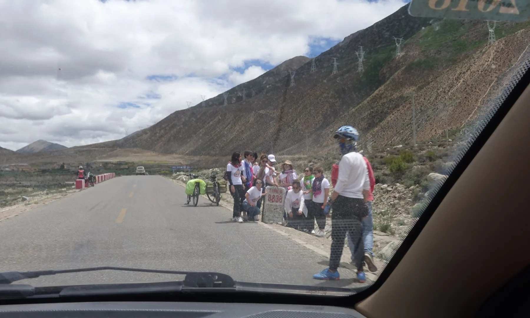 8838路碑留影的骑行团队