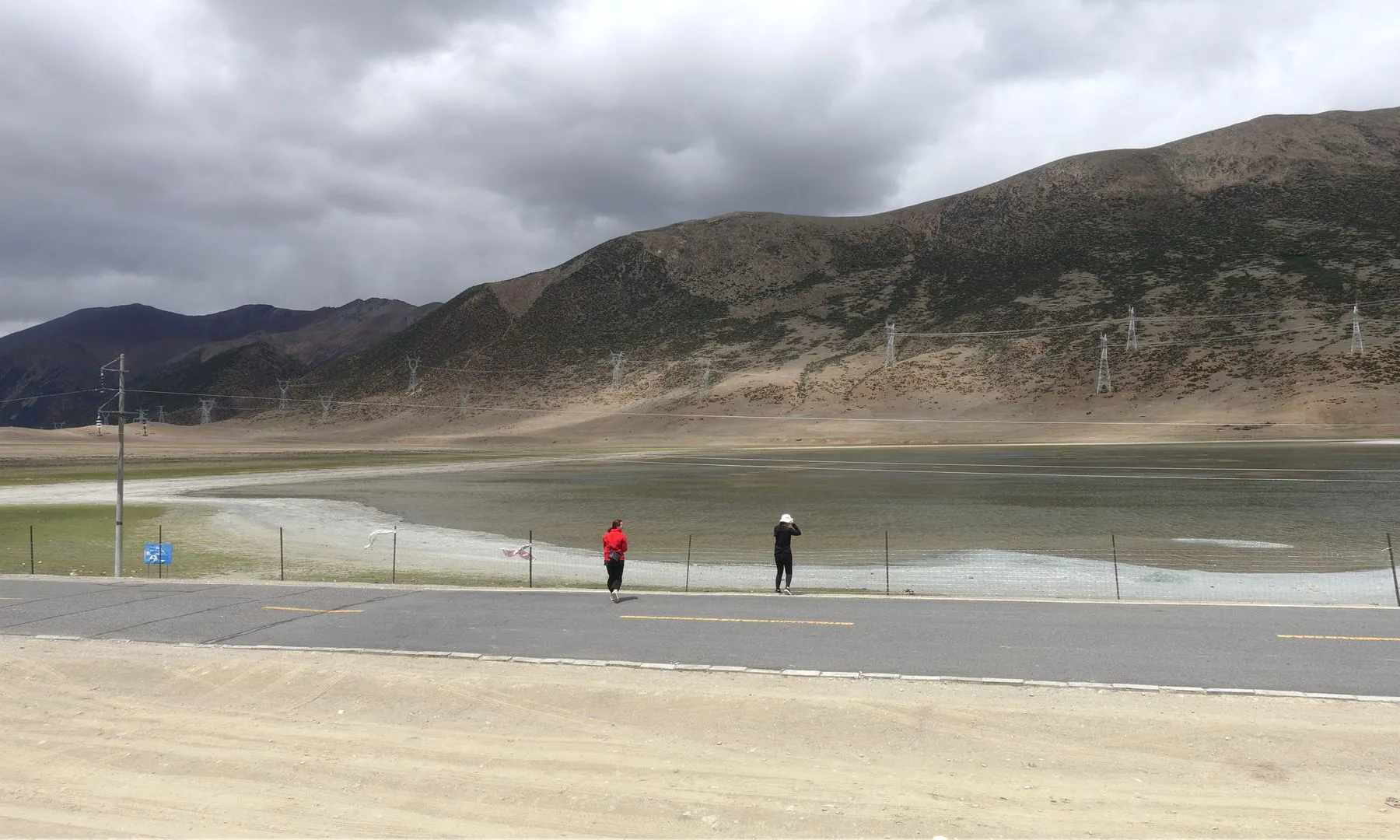 两位同车的妹子在拍白衣措