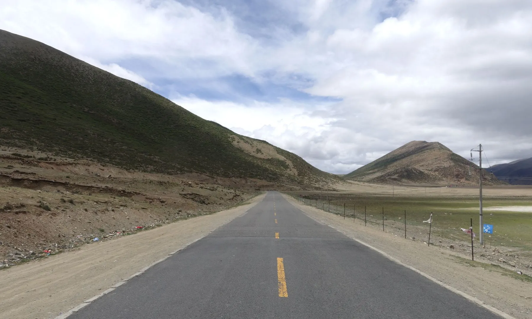 白衣措在路上拍照