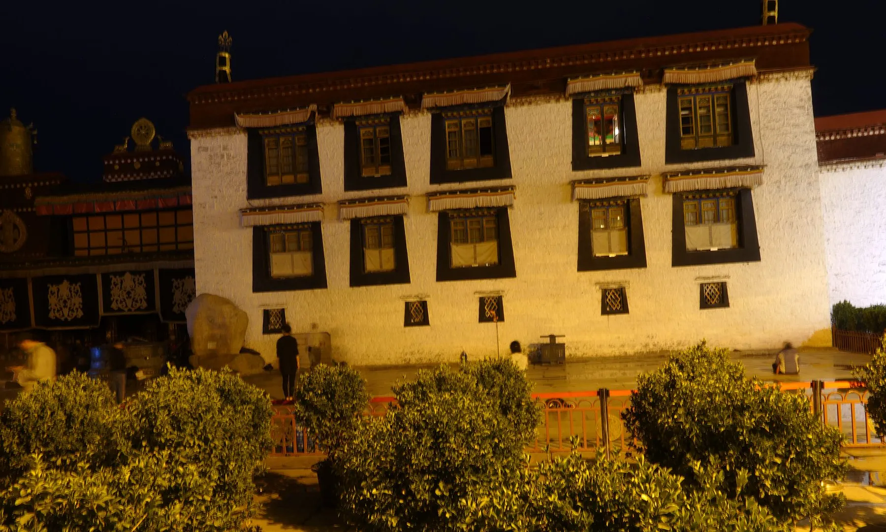 大昭寺跳广场舞的