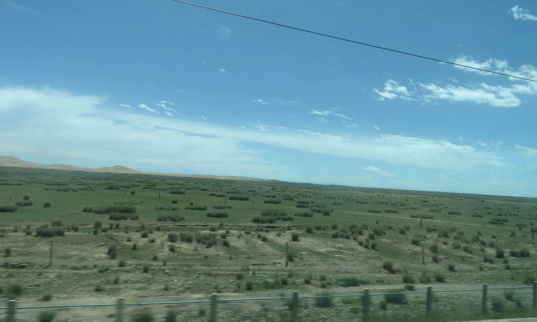 格尔木到西宁的火车沿线广袤的高原草甸草原