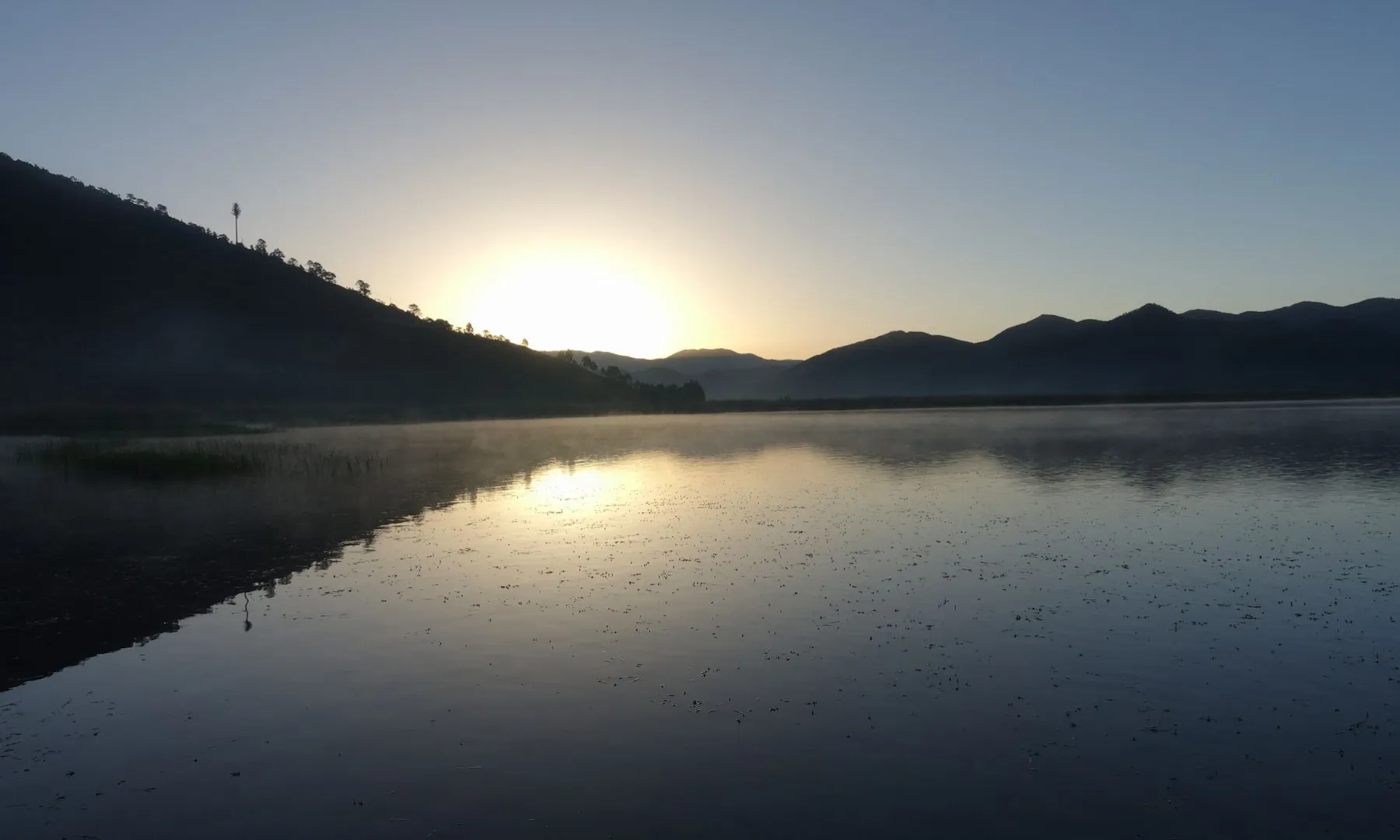 泸沽湖日出