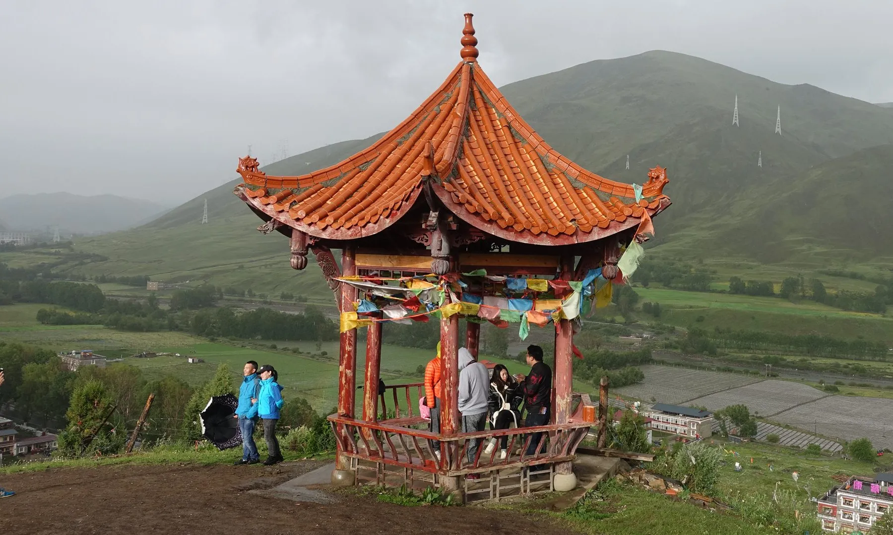 新都桥亭中躲雨