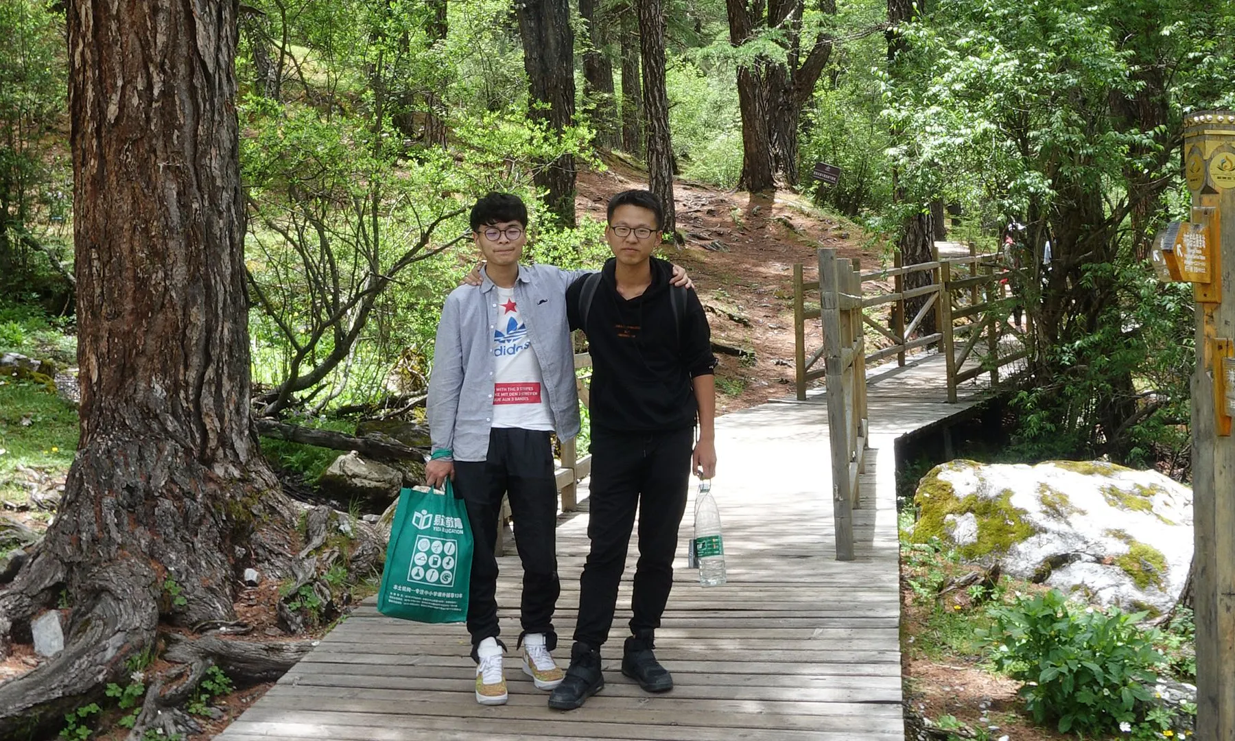 稻城亚丁同游的两位小伙子