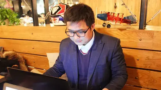 留学专家菊叔在给学生写作留学文书