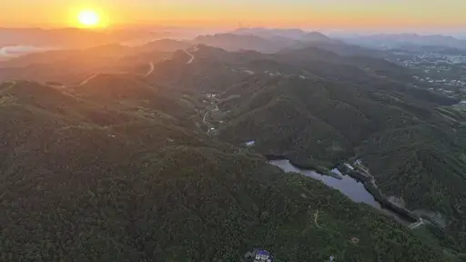 落日余晖下的楠木冲生态牧场
