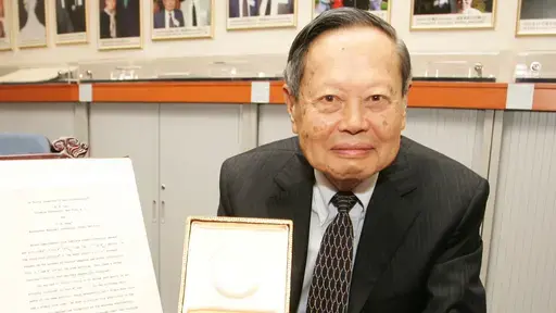 杨振宁八十五岁生日留影