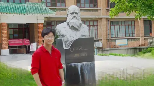 2002年在中山大学南校区生命科学院曾宪梓北楼门前与达尔文雕像合影-留学专家菊叔