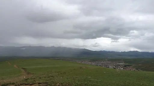 理塘寺独自看雨