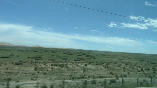 格尔木到西宁的火车沿线广袤的高原草甸草原