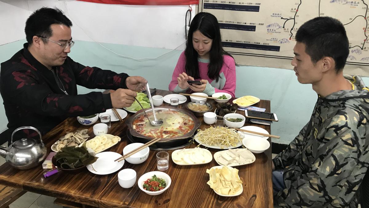 一起吃饭的三位旅友