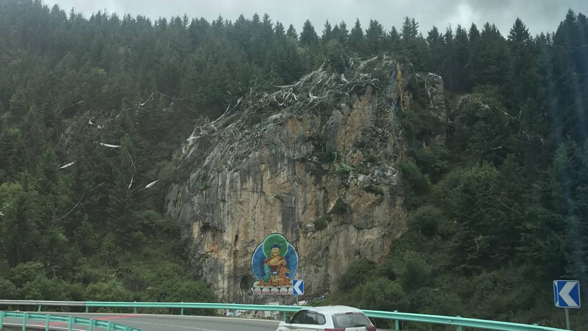 理亚公路山壁上的佛像