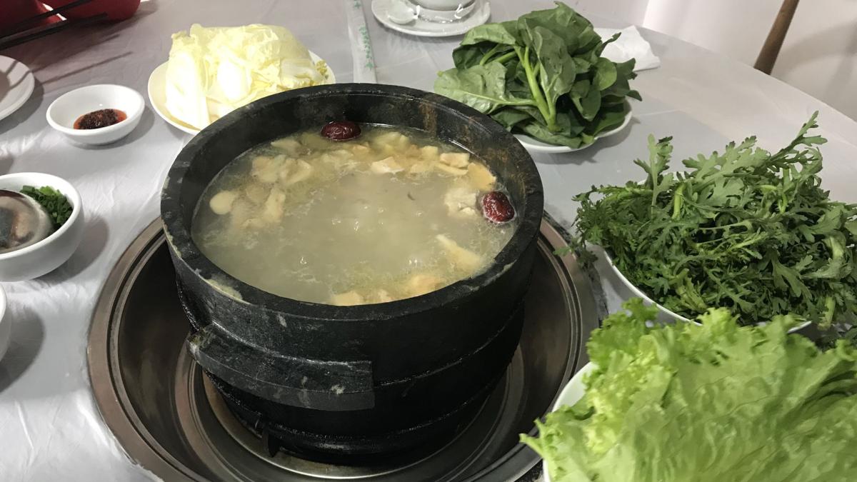 鲁朗小镇吃石锅鸡