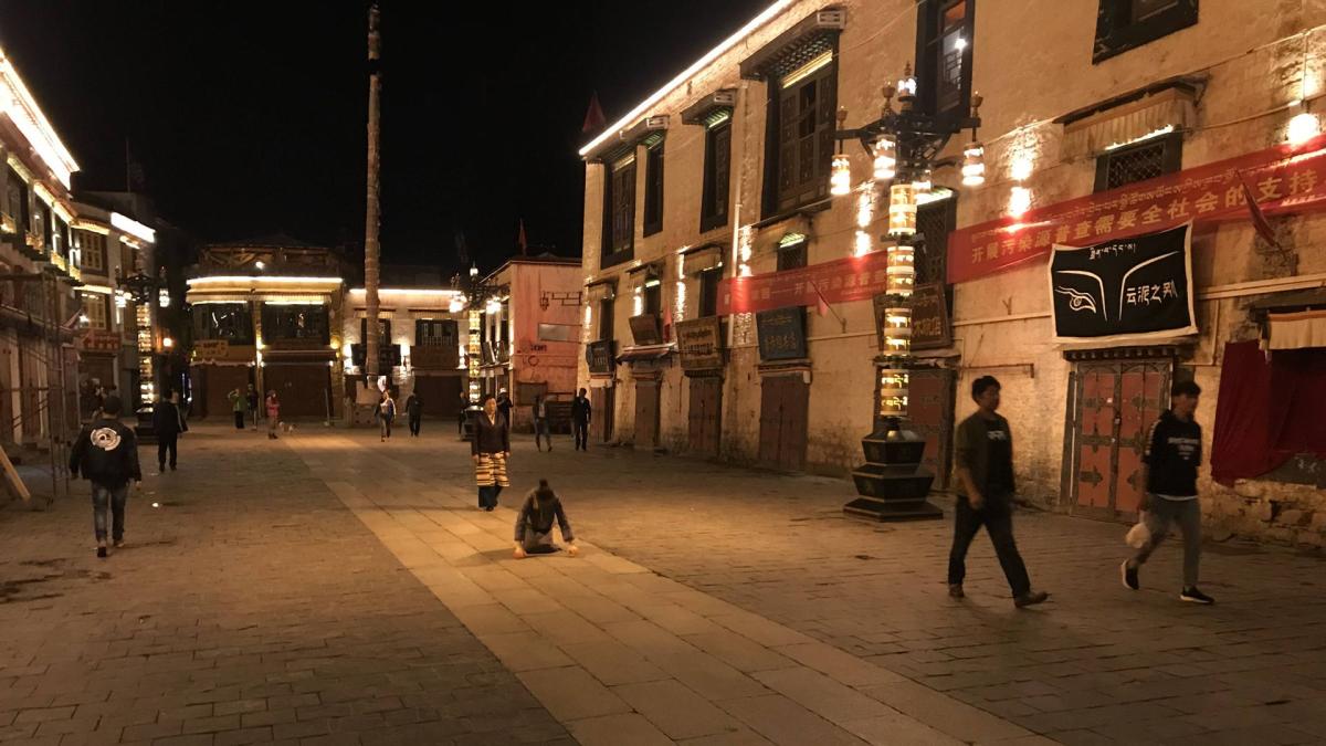 拉萨大昭寺磕长头的