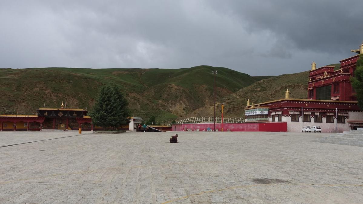 理塘寺那里拍到的虔诚的信徒