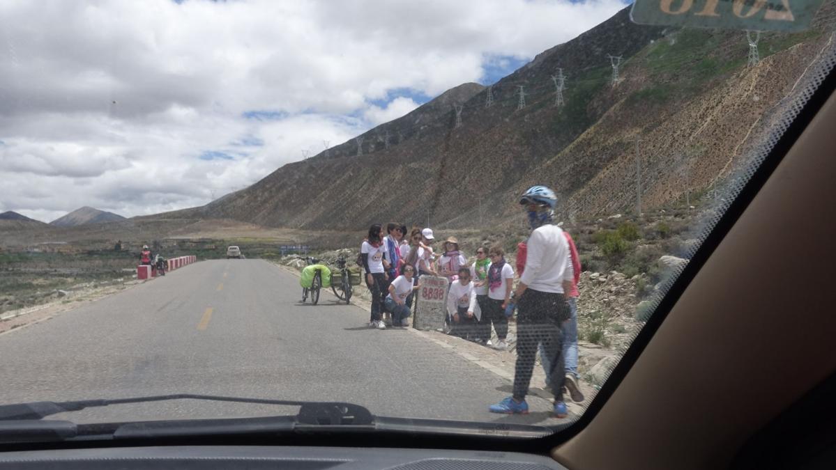 8838路碑留影的骑行团队