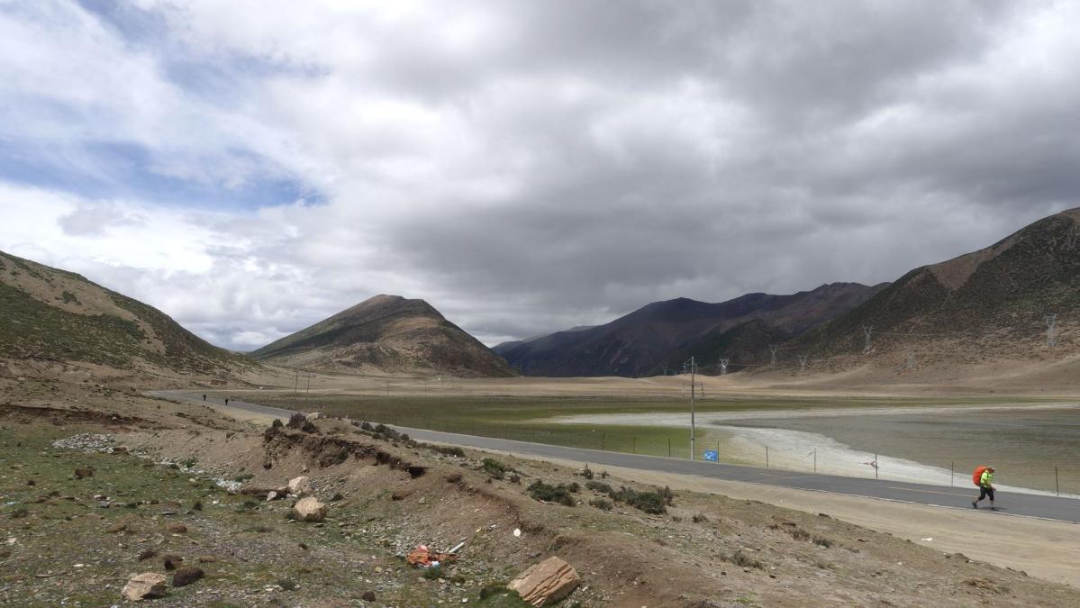 白衣措遇到的徒步者