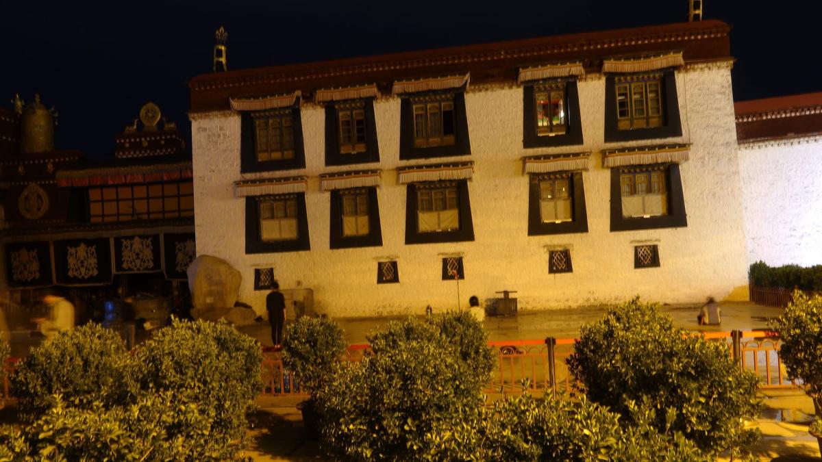 大昭寺跳广场舞的