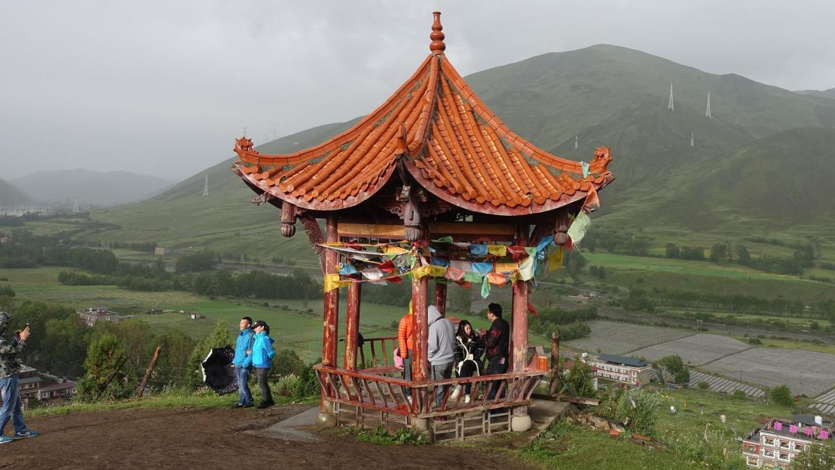 新都桥亭中躲雨