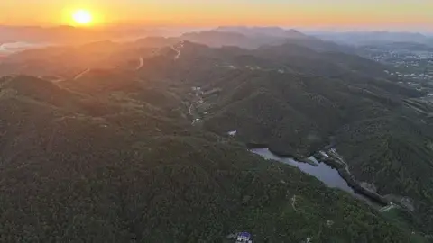 落日余晖下的楠木冲生态牧场
