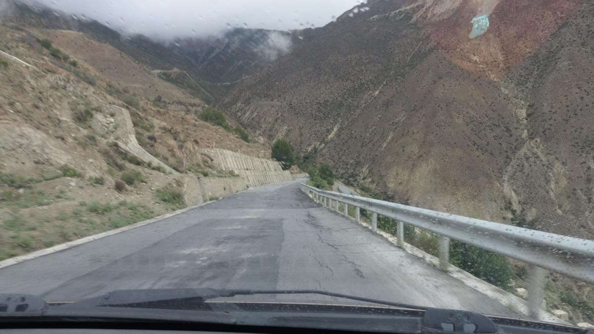 下拐走到半山腰的时候就没有雨了