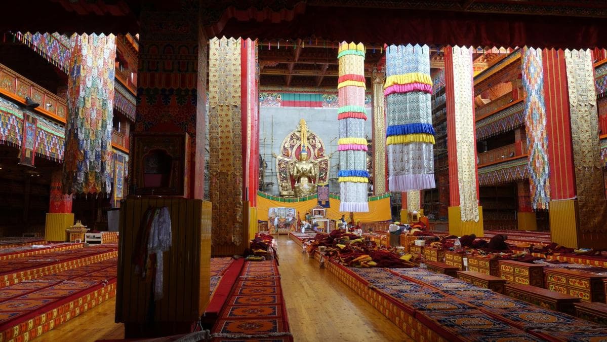 理塘寺超大的庄严的讲经堂