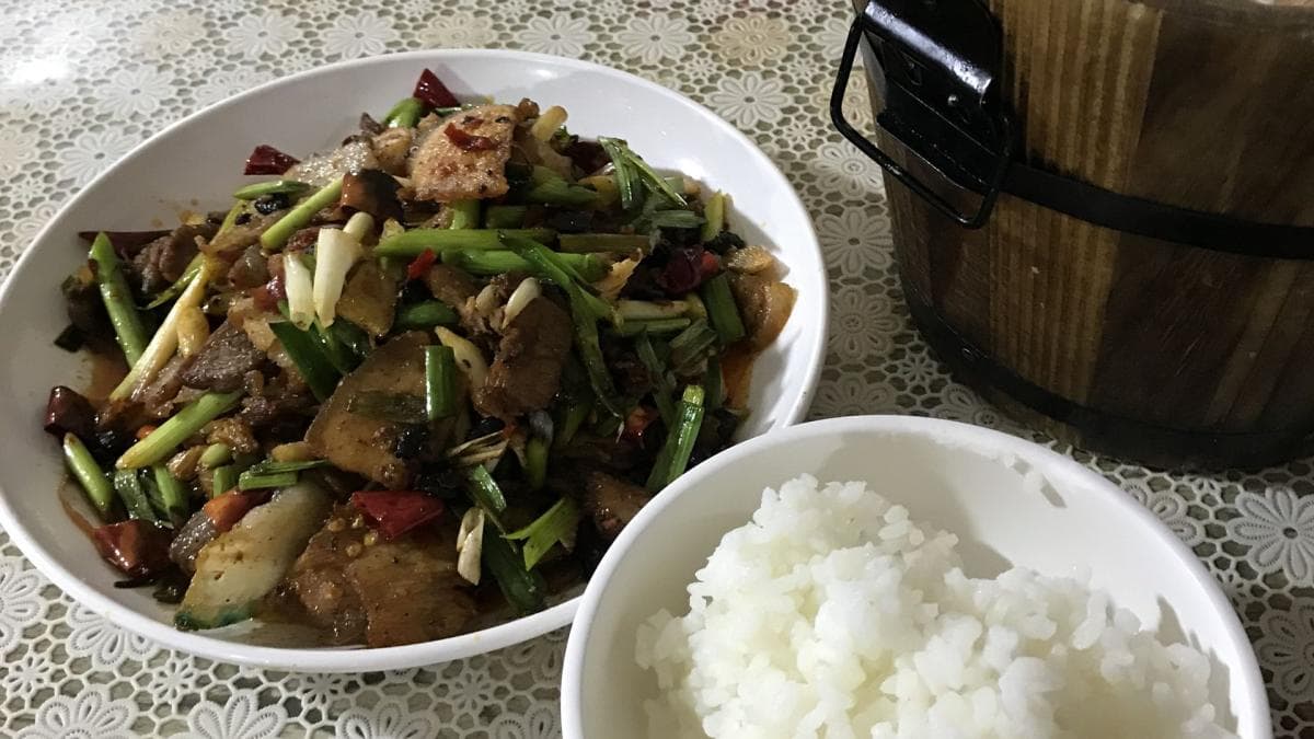 在亚丁景区内吃的硬菜回锅肉