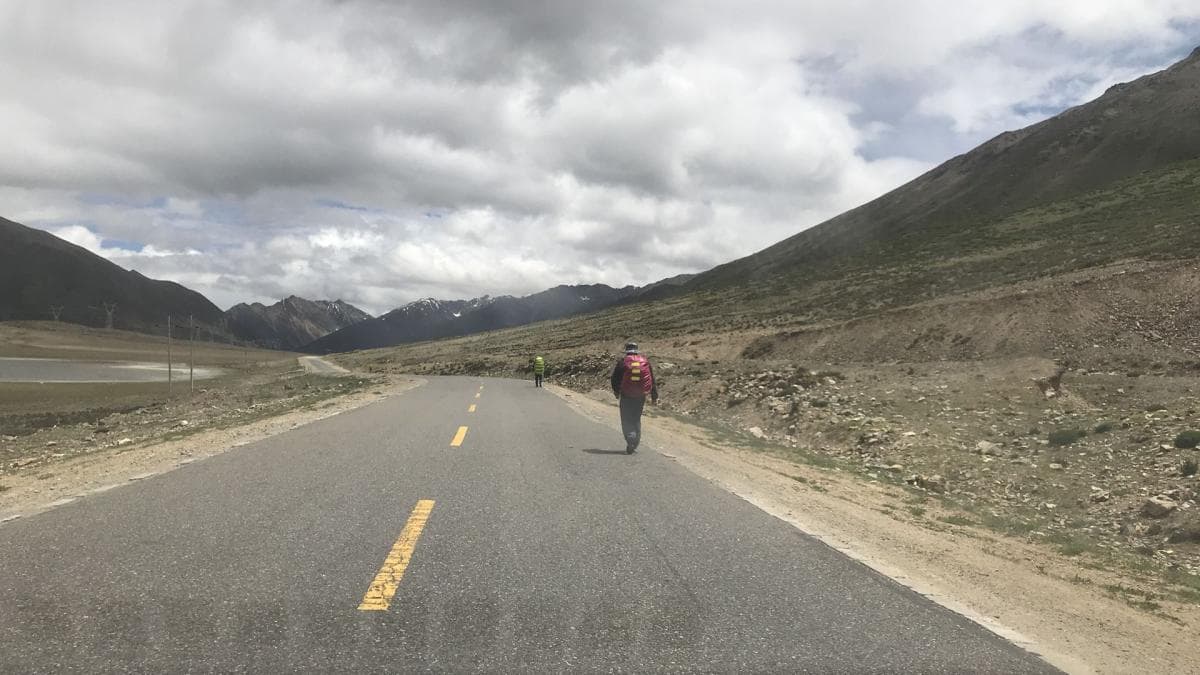 白衣措拍的徒步驴友