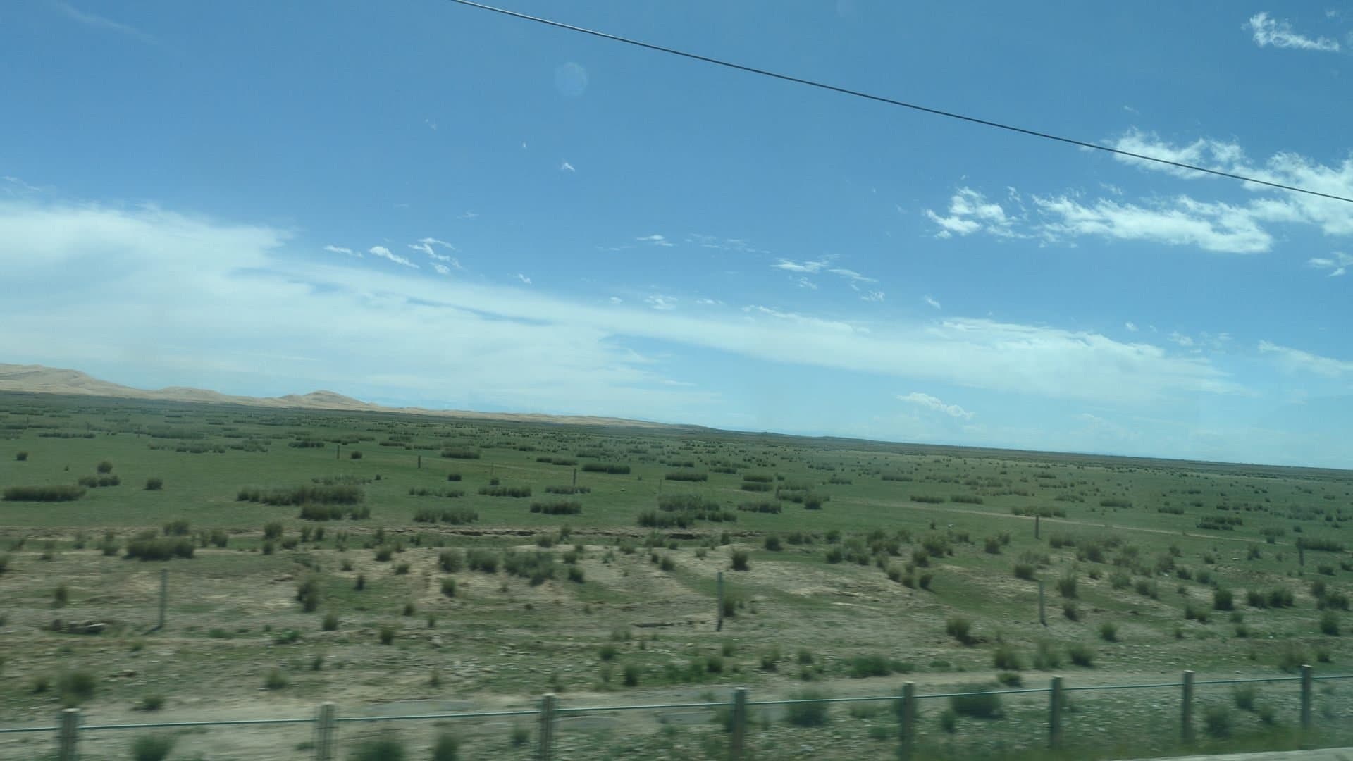 格尔木到西宁的火车沿线广袤的高原草甸草原