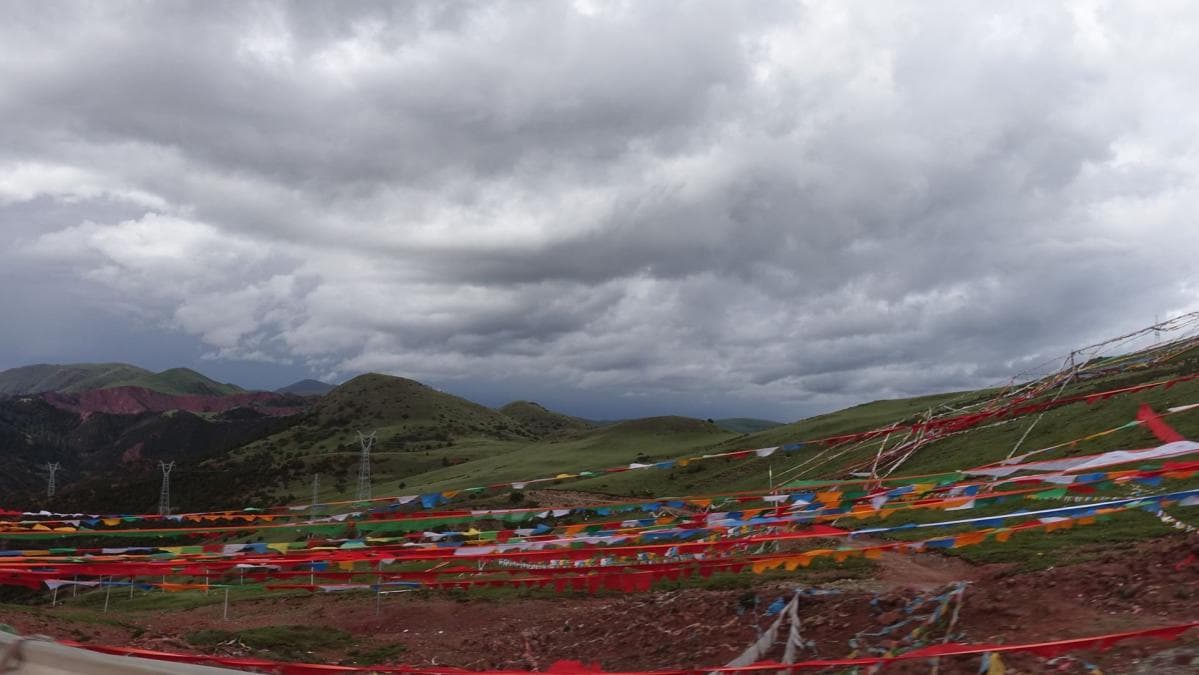 经幡与雨云齐飞