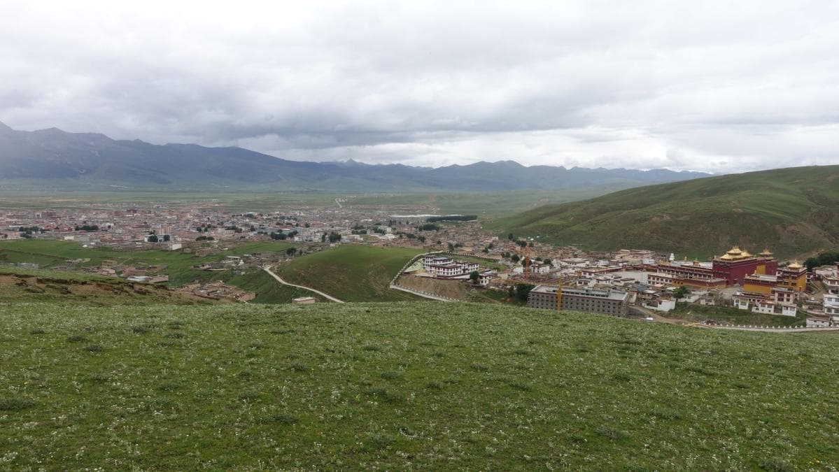 理塘寺后看理塘县