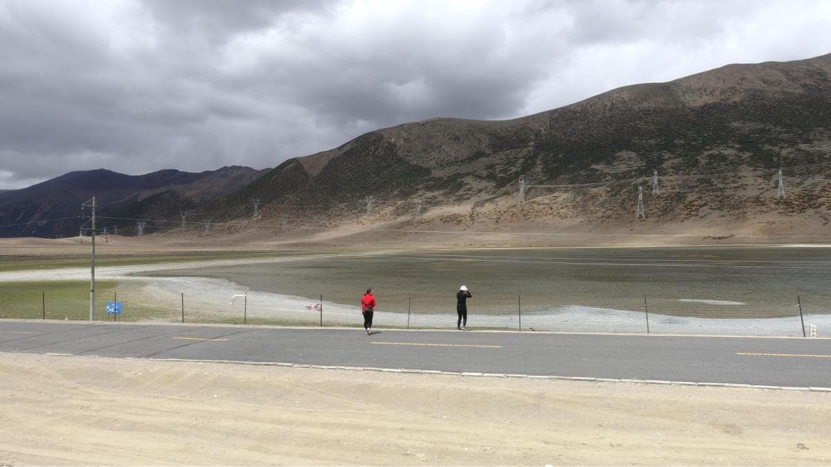 两位同车的妹子在拍白衣措